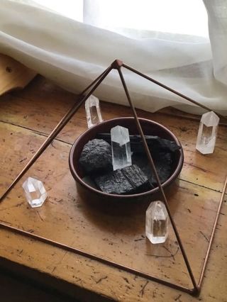 🎄 TOP DÁREK letošních Vánoc 🎄 ✨ Meditační měděné pyramidy nyní se slevami až −30 % ✨ Toužíte darovat něco, co má hloubku,...